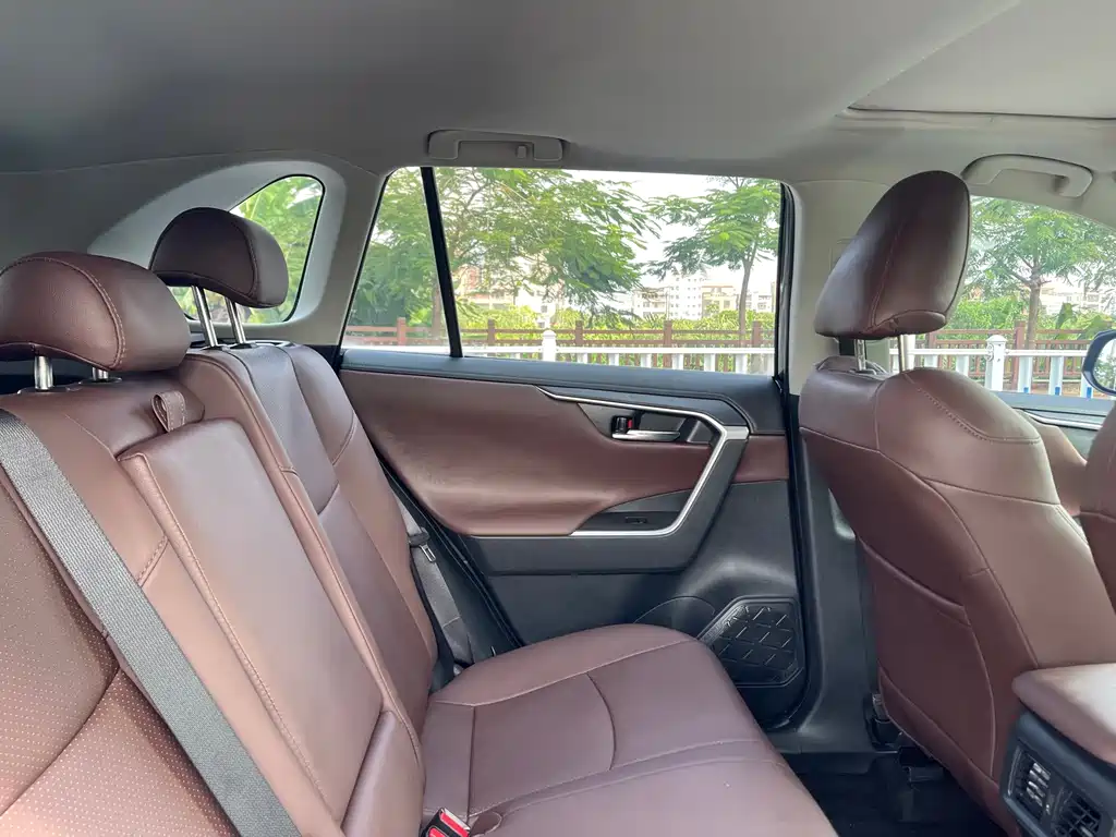 Toyota RAV4 — фото 14