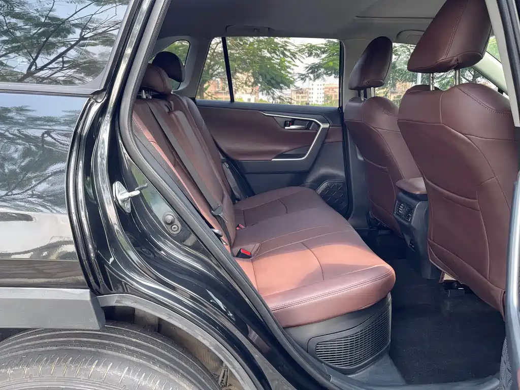 Toyota RAV4 — фото 15