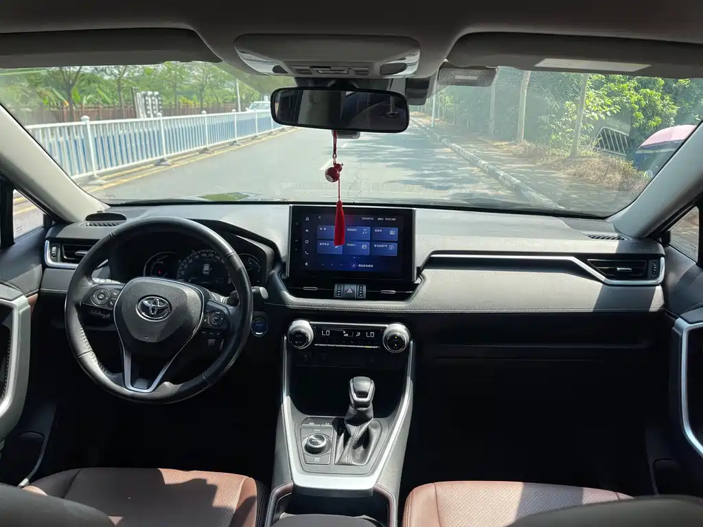 Toyota RAV4 — фото 17