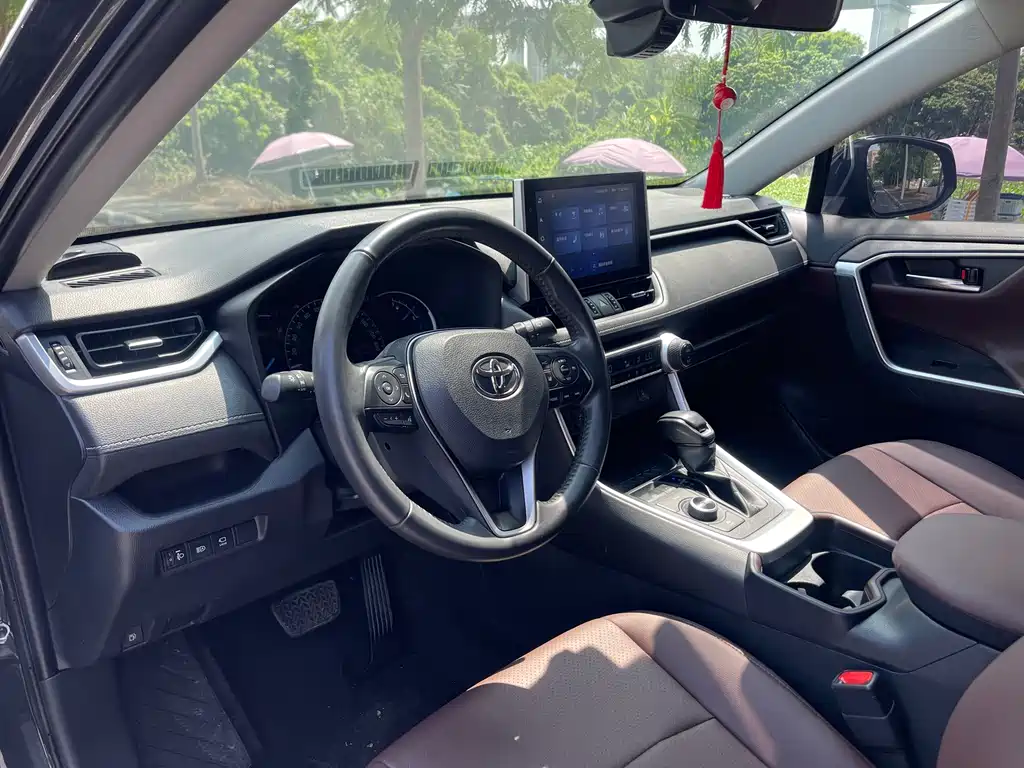 Toyota RAV4 — фото 18