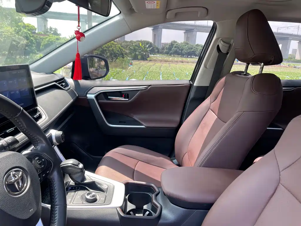 Toyota RAV4 — фото 19