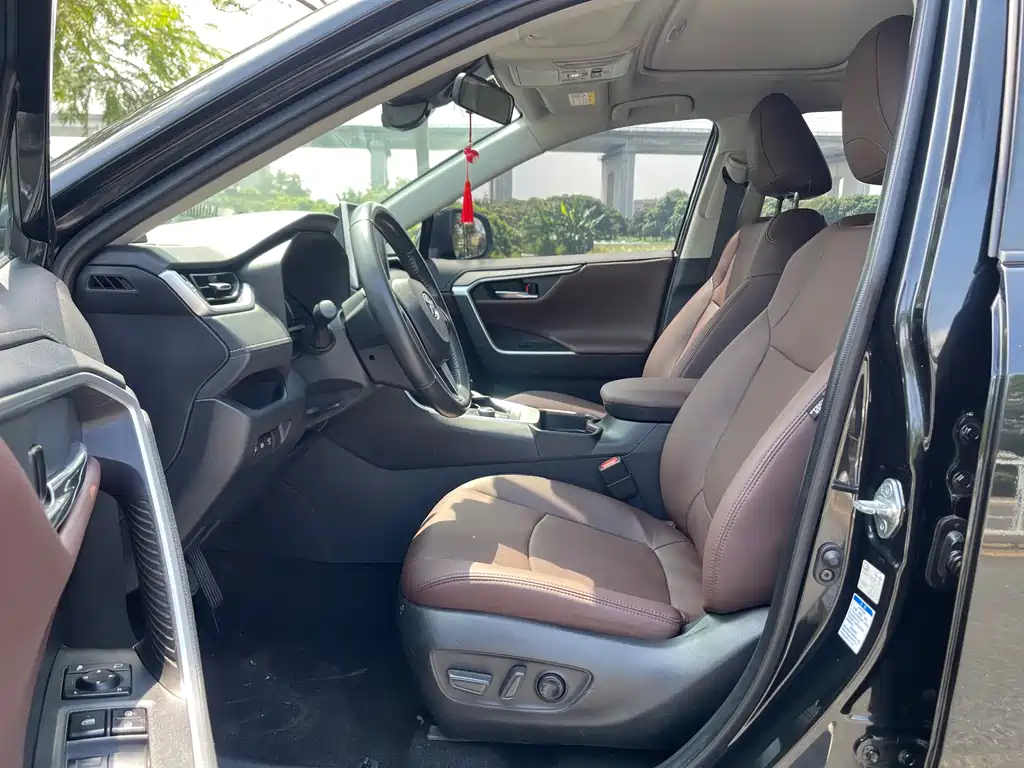 Toyota RAV4 — фото 20