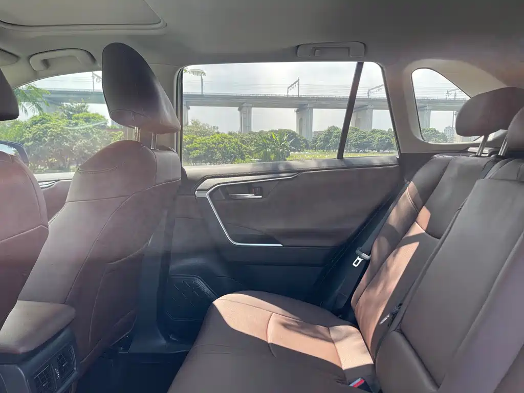 Toyota RAV4 — фото 27