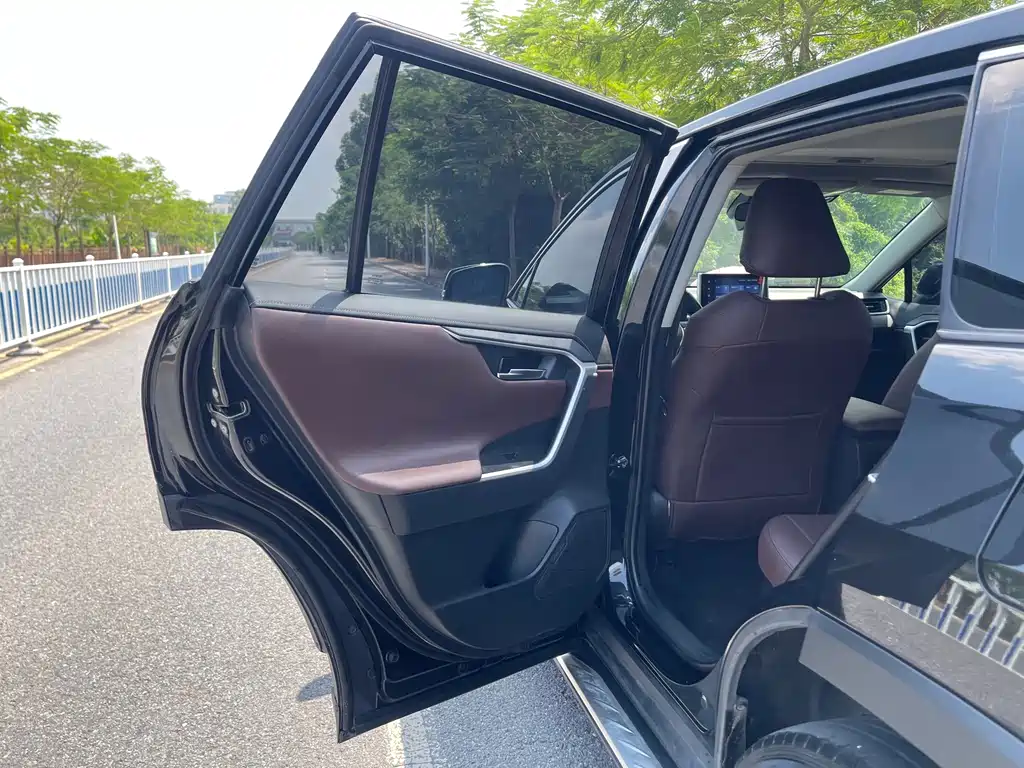 Toyota RAV4 — фото 29
