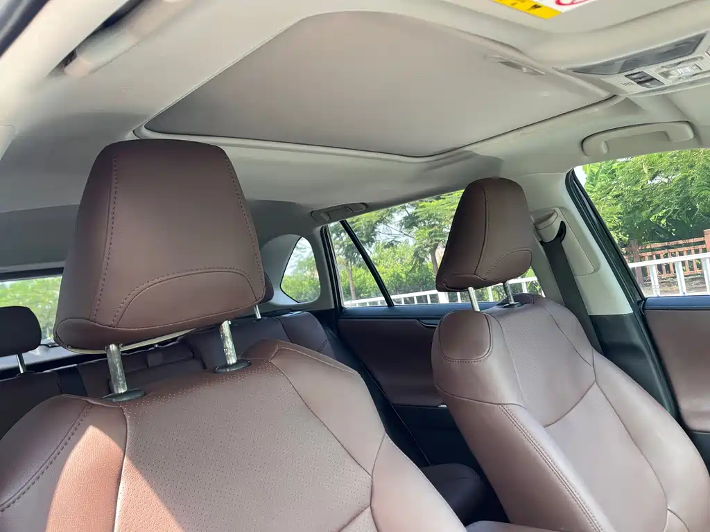 Toyota RAV4 — фото 9