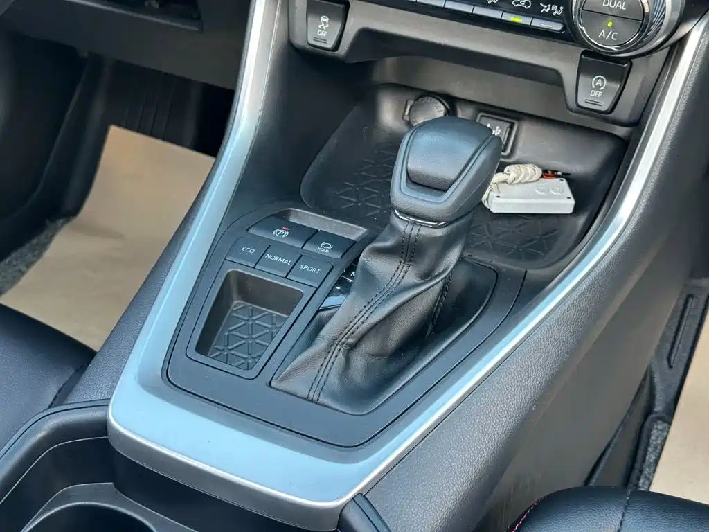 Toyota RAV4 — фото 11
