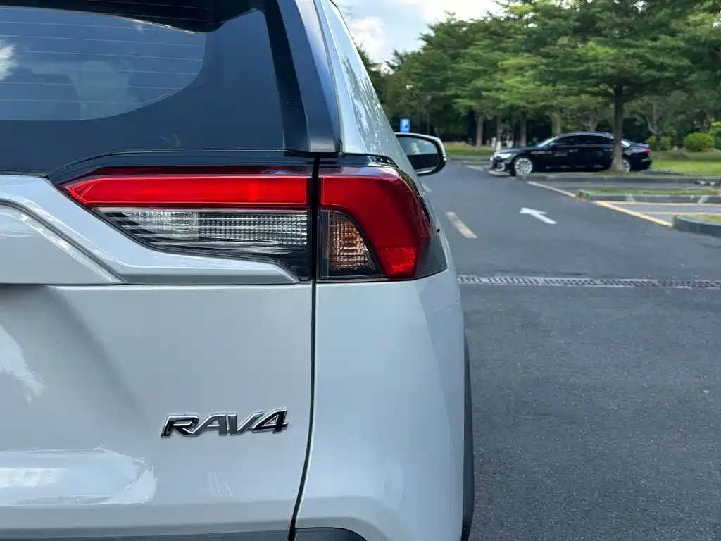 Toyota RAV4 — фото 15