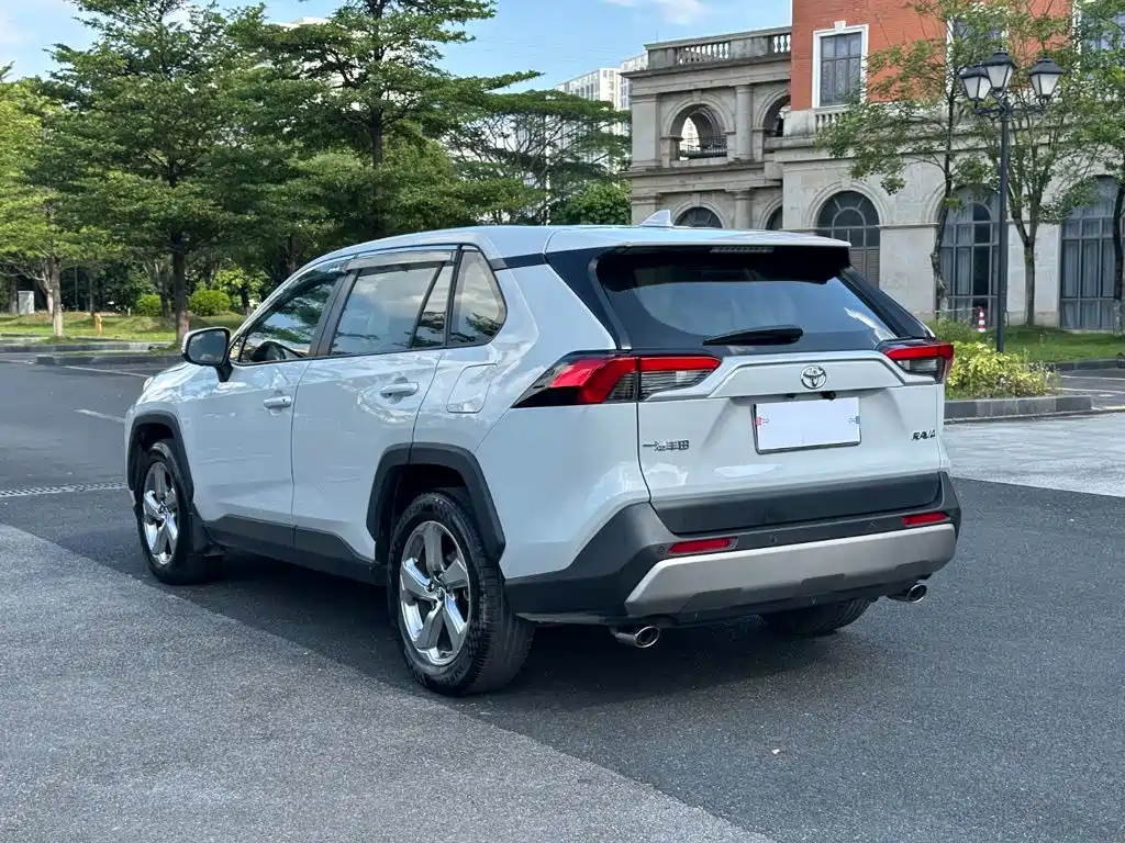 Toyota RAV4 — фото 17