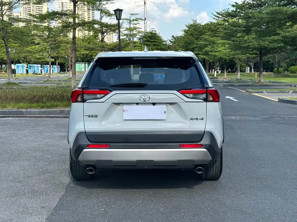 Toyota RAV4 — фото 18