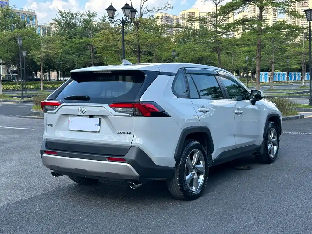 Toyota RAV4 — фото 19