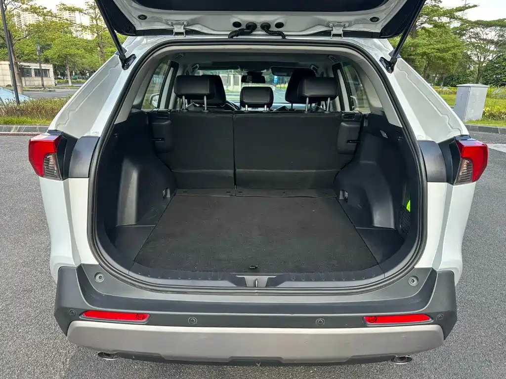 Toyota RAV4 — фото 21
