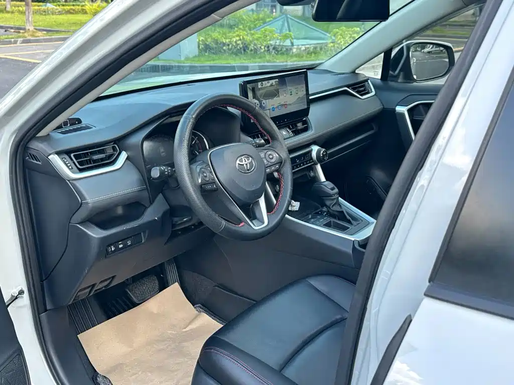 Toyota RAV4 — фото 5