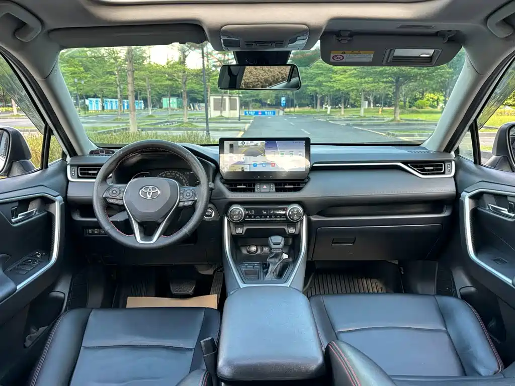Toyota RAV4 — фото 8