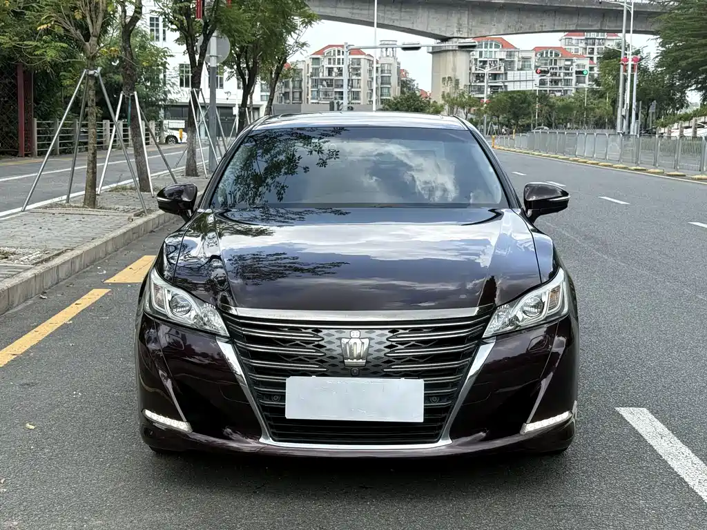 Toyota Crown — фото 2