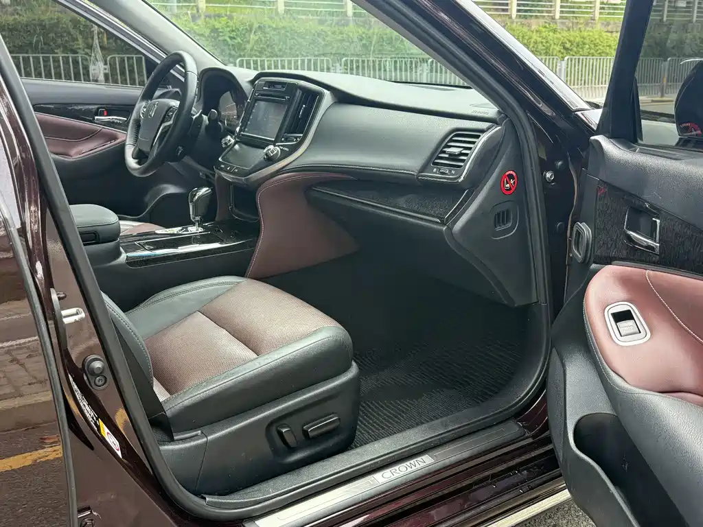 Toyota Crown — фото 11