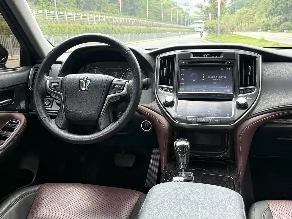 Toyota Crown — фото 14