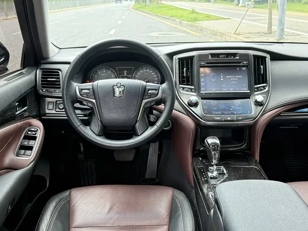 Toyota Crown — фото 15