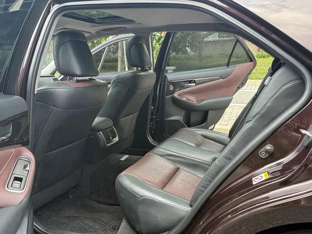 Toyota Crown — фото 10