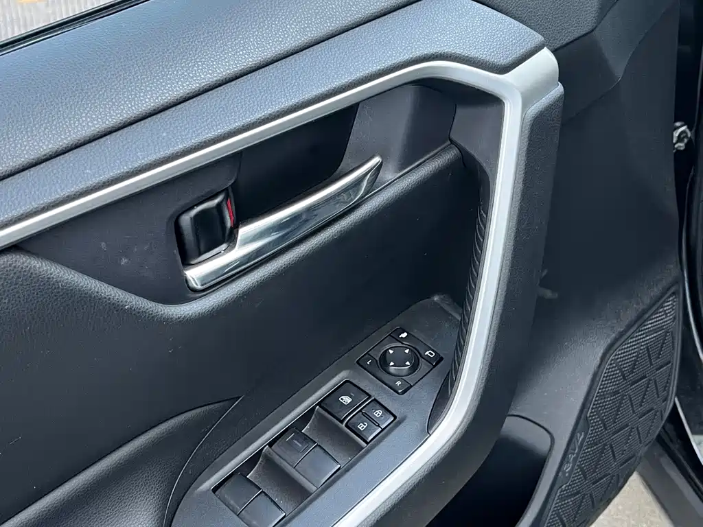 Toyota RAV4 — фото 16