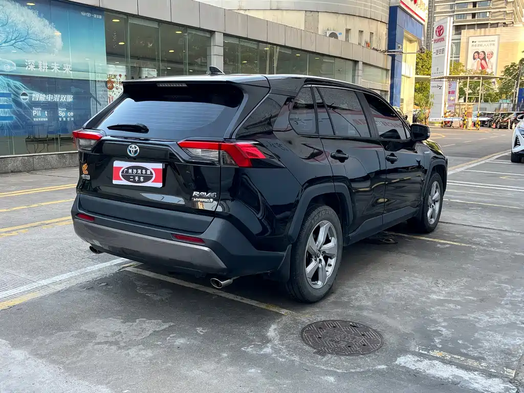 Toyota RAV4 — фото 8