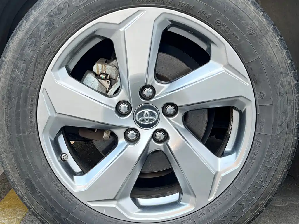 Toyota RAV4 — фото 10