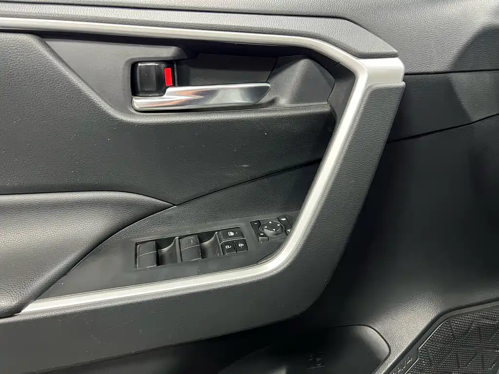 Toyota RAV4 — фото 11