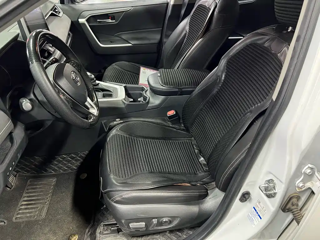 Toyota RAV4 — фото 13