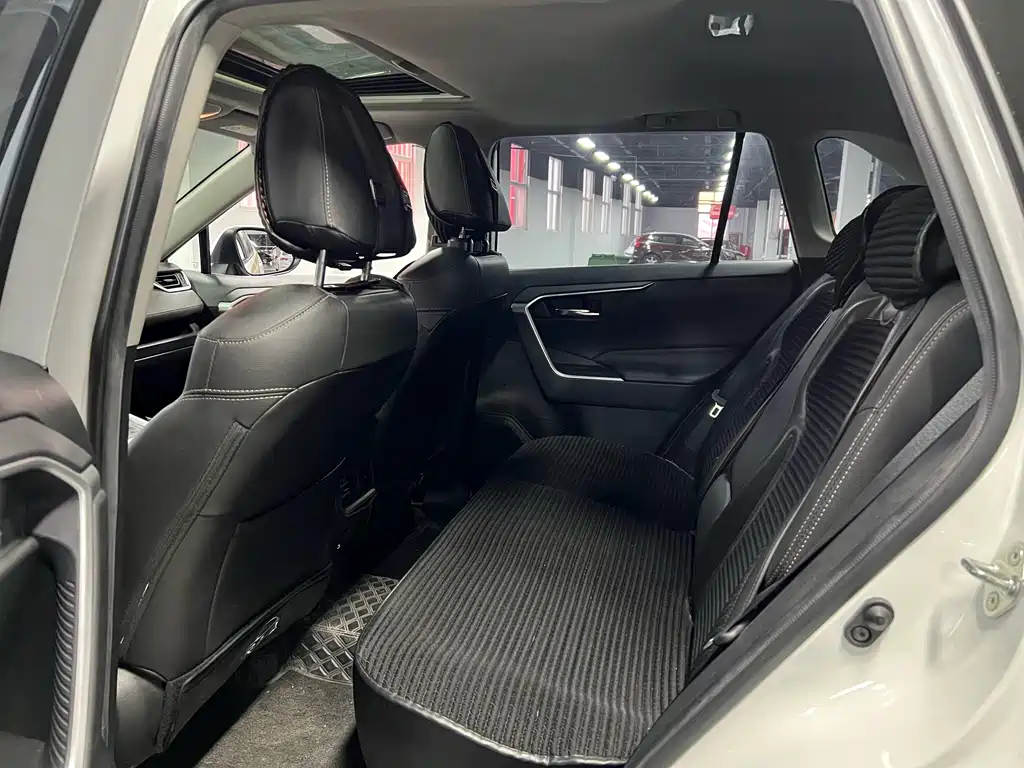 Toyota RAV4 — фото 15