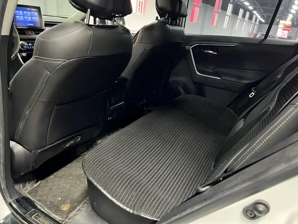 Toyota RAV4 — фото 16