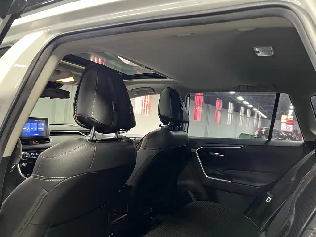 Toyota RAV4 — фото 17