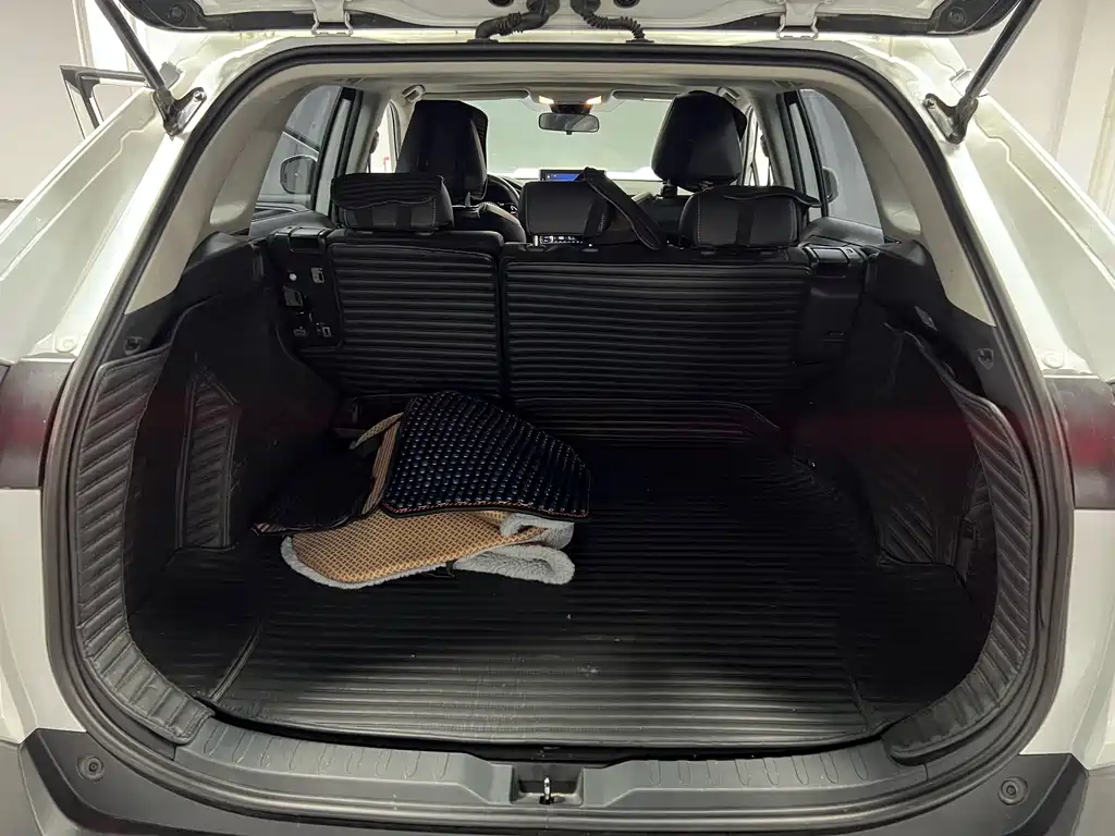 Toyota RAV4 — фото 18