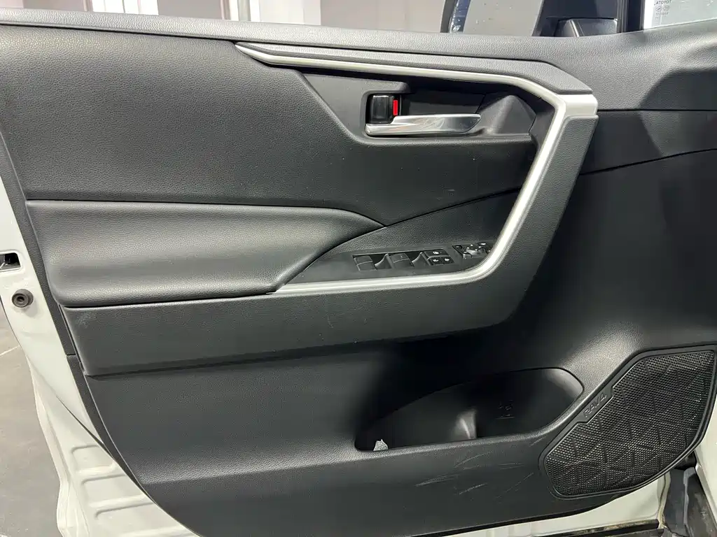 Toyota RAV4 — фото 10