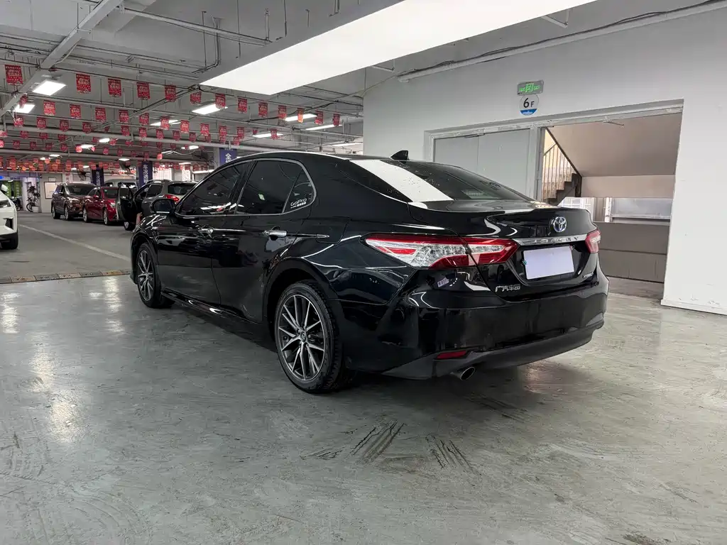 Toyota Camry — фото 9