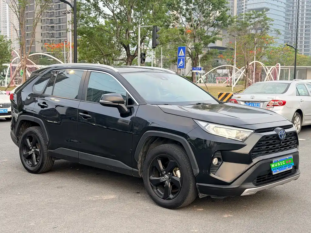 Toyota RAV4 — фото 3