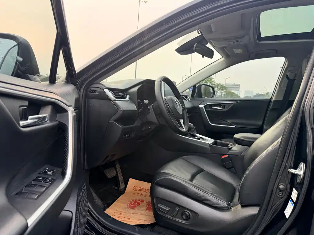 Toyota RAV4 — фото 4
