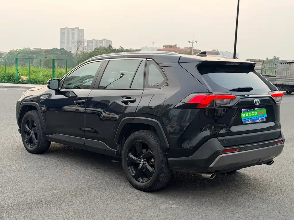 Toyota RAV4 — фото 9