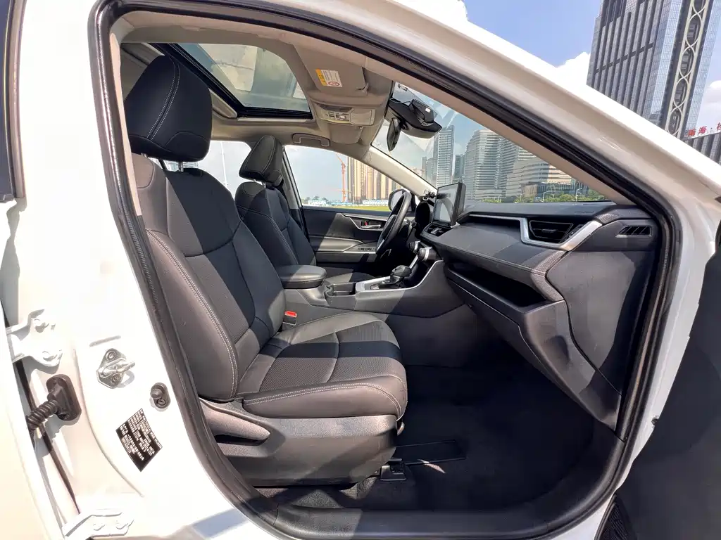Toyota RAV4 — фото 11