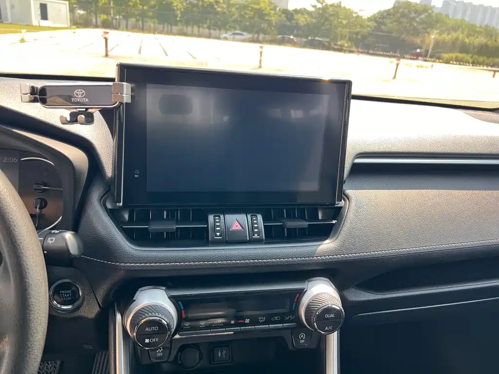 Toyota RAV4 — фото 14