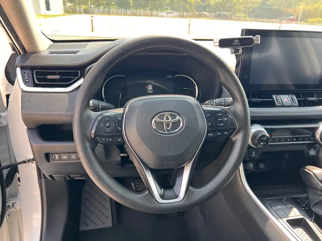 Toyota RAV4 — фото 15