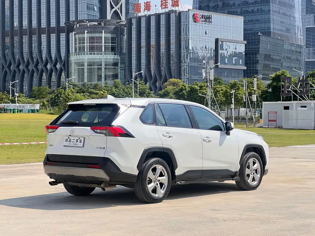 Toyota RAV4 — фото 6