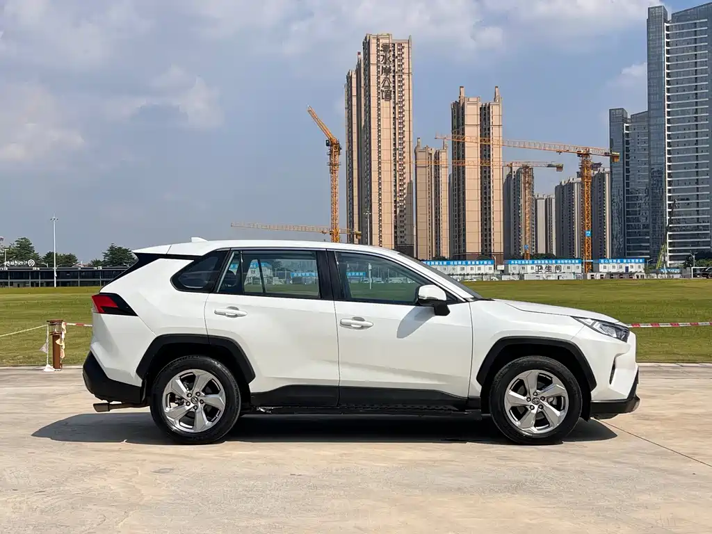 Toyota RAV4 — фото 7