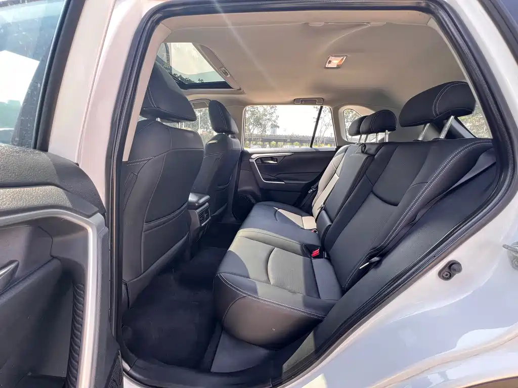 Toyota RAV4 — фото 10