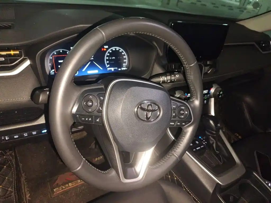 Toyota RAV4 — фото 11