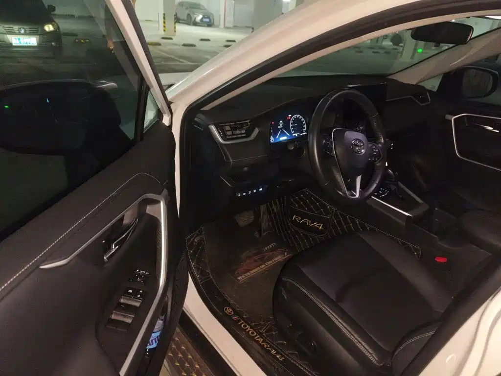 Toyota RAV4 — фото 17