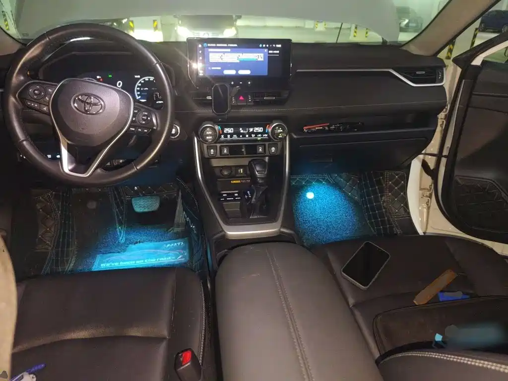 Toyota RAV4 — фото 10