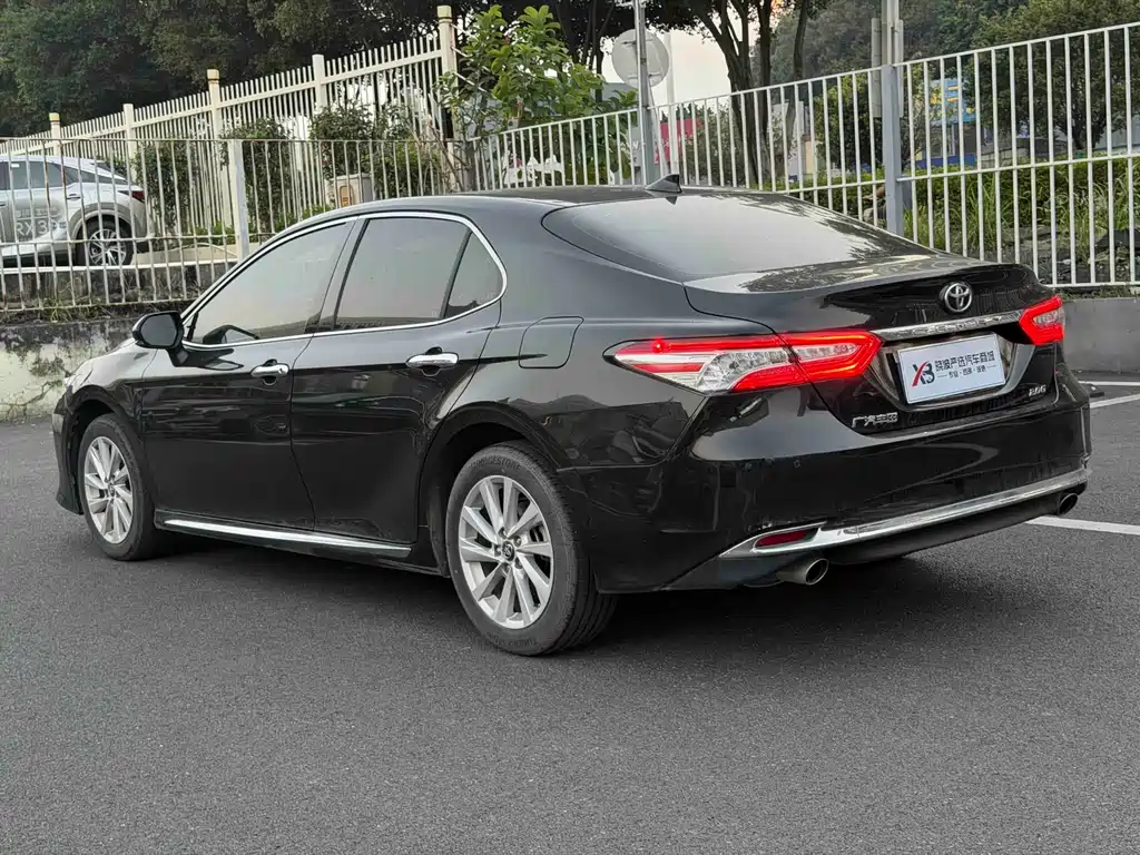 Toyota Camry — фото 5