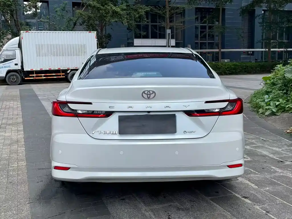Toyota Camry — фото 5