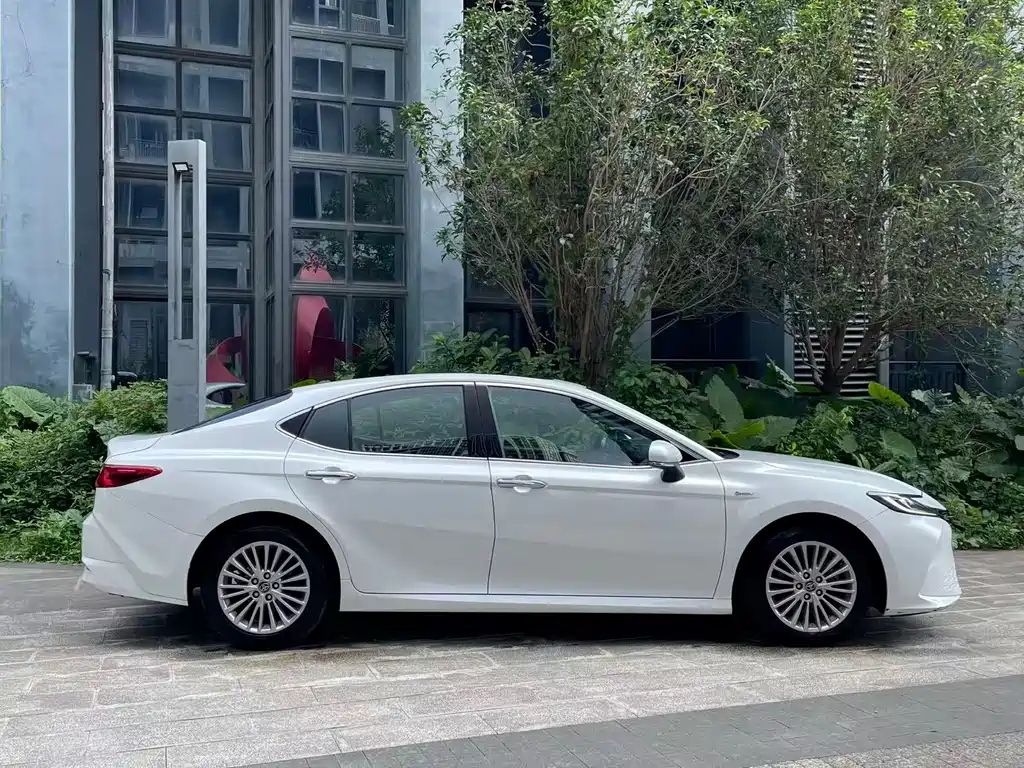 Toyota Camry — фото 7