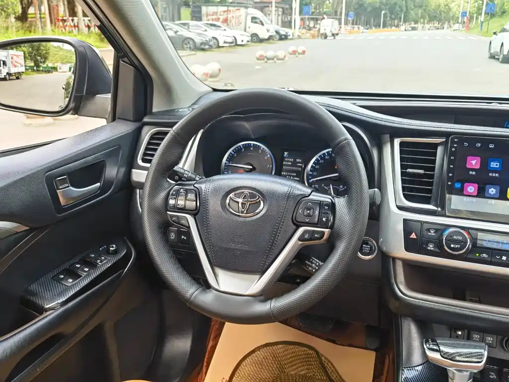 Toyota Highlander — фото 13