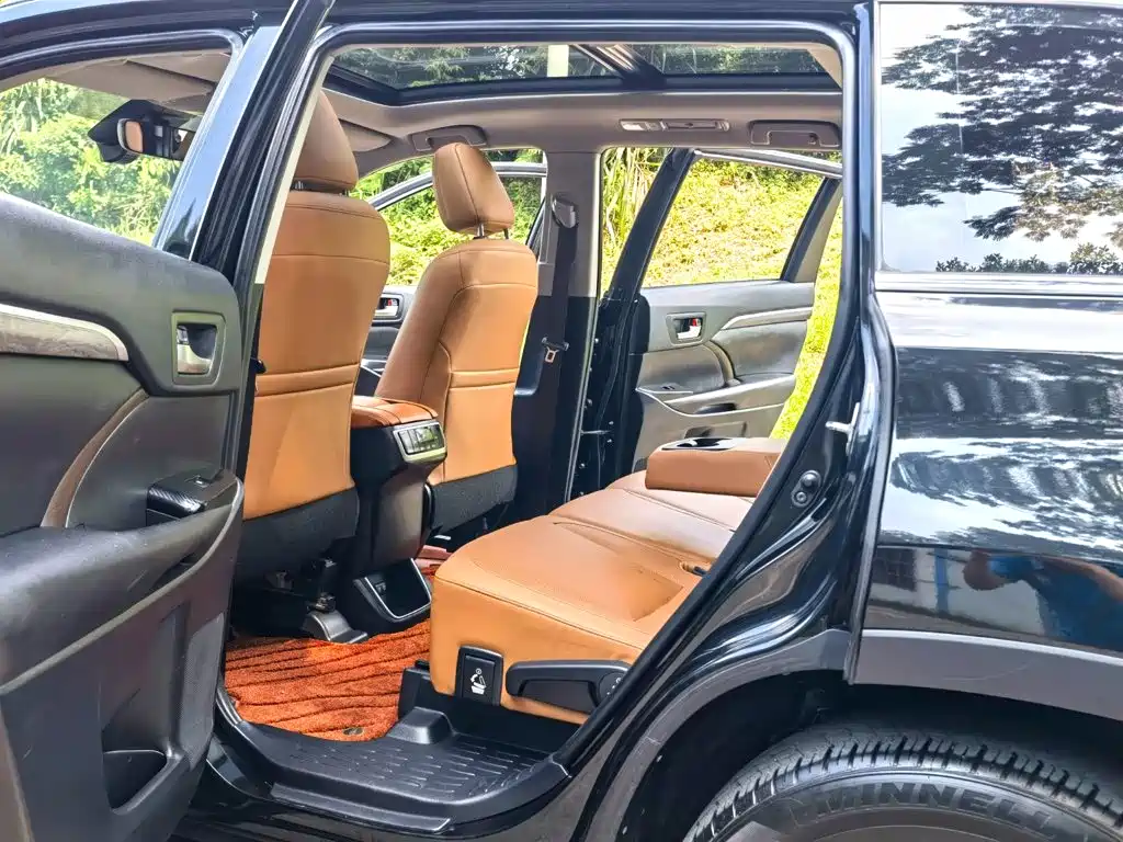 Toyota Highlander — фото 10